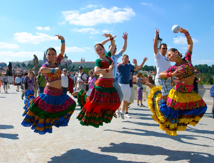 bollynatyam dancers on charles bridge